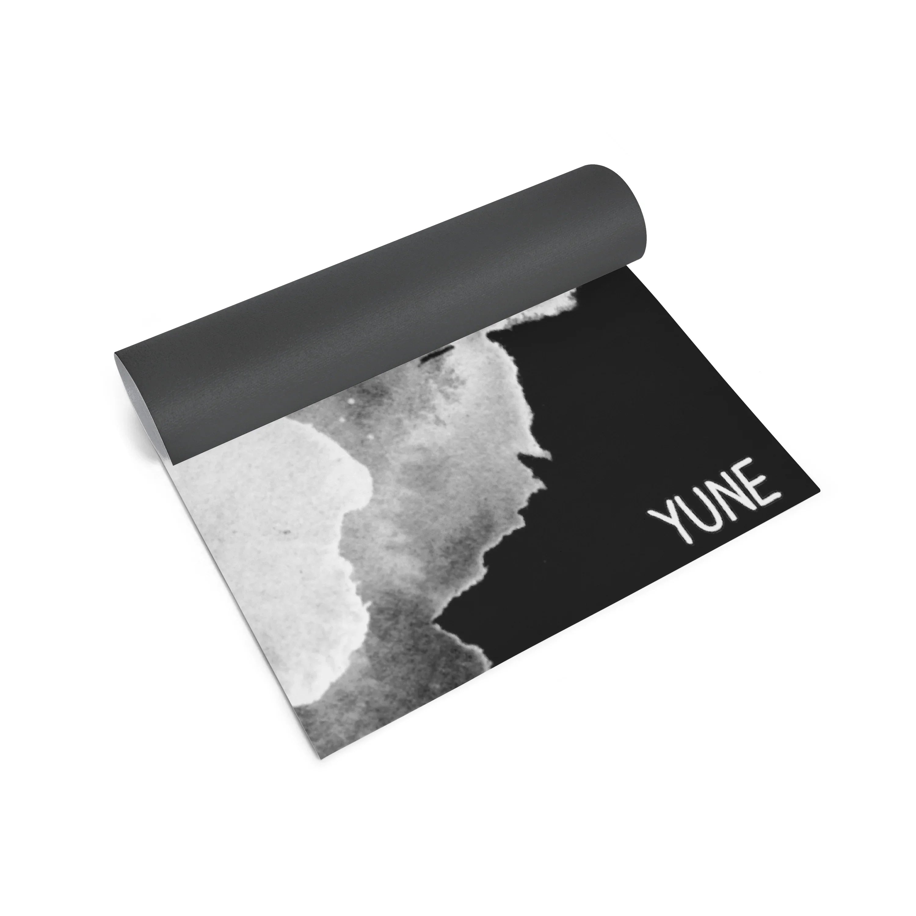 Yogamatte mit Landschaftsaufdruck und 'YUNE'-Logo auf einem weißen Hintergrund